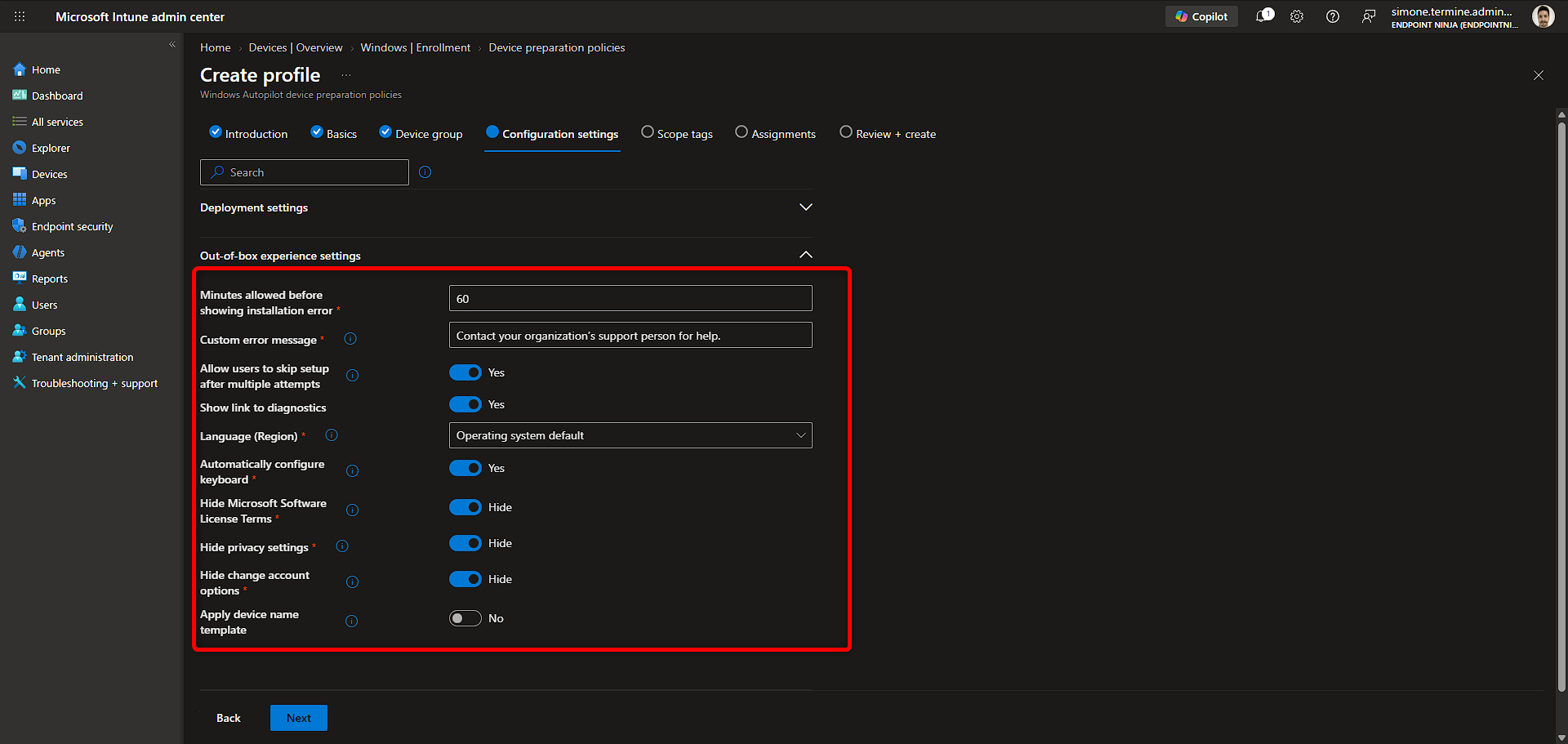 Out-of-box experience settings in Intune: timeout di 60 minuti, opzioni di skip e diagnostica attive, termini di licenza e privacy nascosti; Apply device name template è su No.